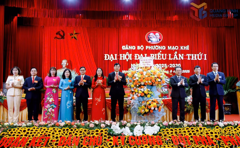 Đồng chí Nguyễn Đức Thành - Ủy viên BTV, Chủ nhiệm Ủy ban Kiểm tra Tỉnh ủy và các đại biểu tặng hoa chúc mừng Đại hội.