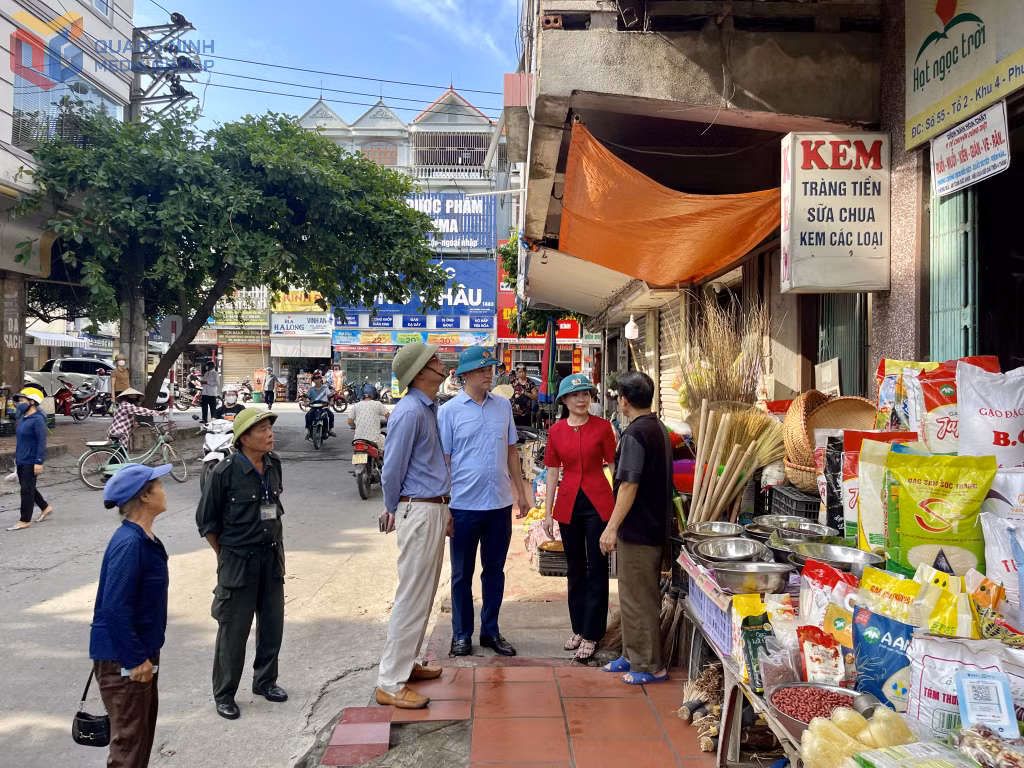 Lãnh đạo phường Hà Lầm vận động, nhắc nhở các hộ kinh doanh tại khu vực chợ Hà Lầm thực hiện nghiêm các quy định về trật tự đô thị.