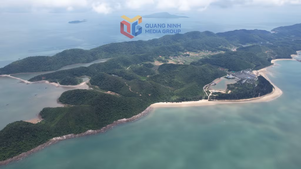 Xã đảo Cái Chiên nhìn từ trên cao.