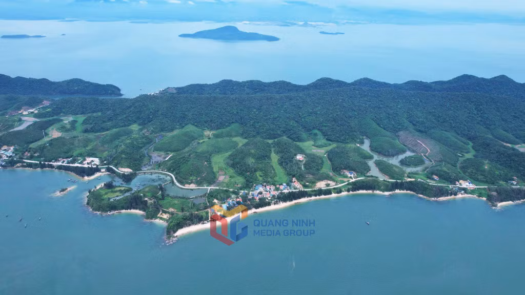 Xã Cái Chiên có diện tích 25,90km2, sở hữu cảnh quan thiên nhiên hoang sơ, bãi biển dài, rừng nguyên sinh và hệ sinh thái đa dạng, giàu tiềm năng phát triển du lịch sinh thái biển và kinh tế thủy sản.
