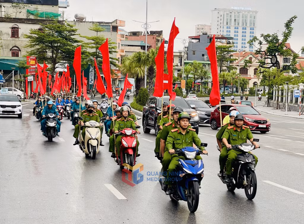 Các lực lượng tham gia tổ chức diễu hành trên Quốc lộ 18.