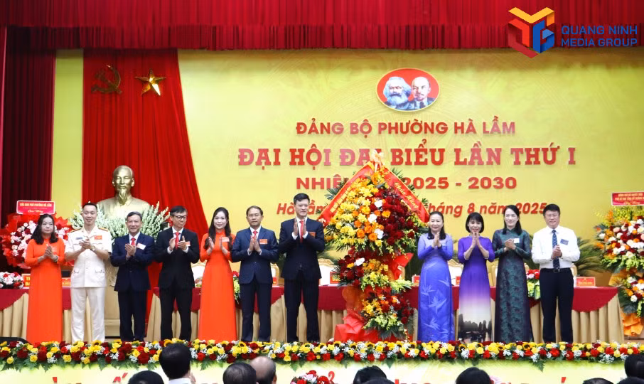 Đồng chí Vi Ngọc Bích, Ủy viên Ban Thường vụ Tỉnh uỷ, Phó Chủ tịch Thường trực HĐND tỉnh, tặng hoa chúc mừng đại hội.