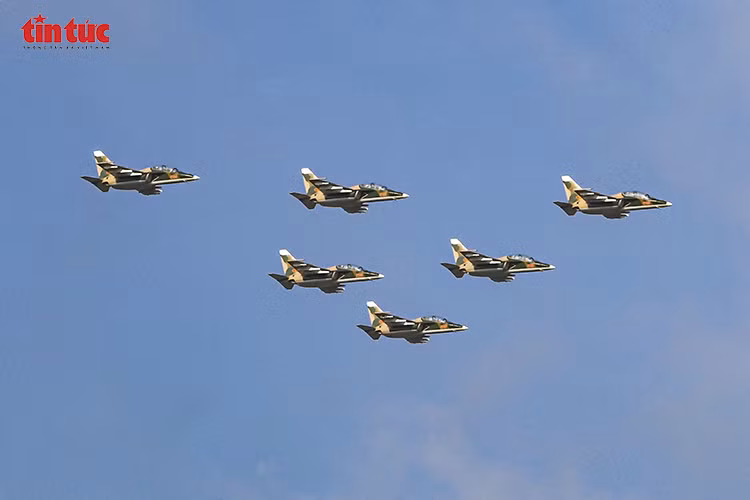 Khoảnh khắc Yak-130 giữ cự ly, độ chênh hoàn hảo ở độ cao thấp.