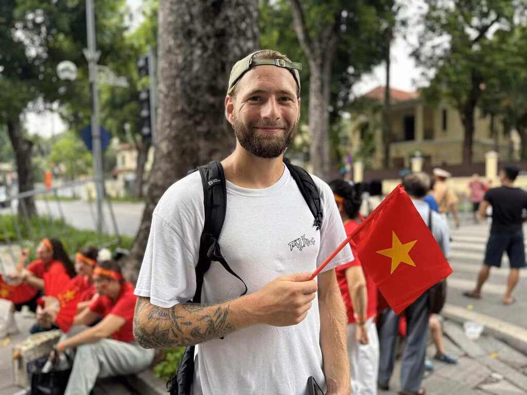 Nam du khách Pháp bất ngờ trước không khí tại Hà Nội dịp đại lễ A80. Ảnh: Nguyễn Đạt