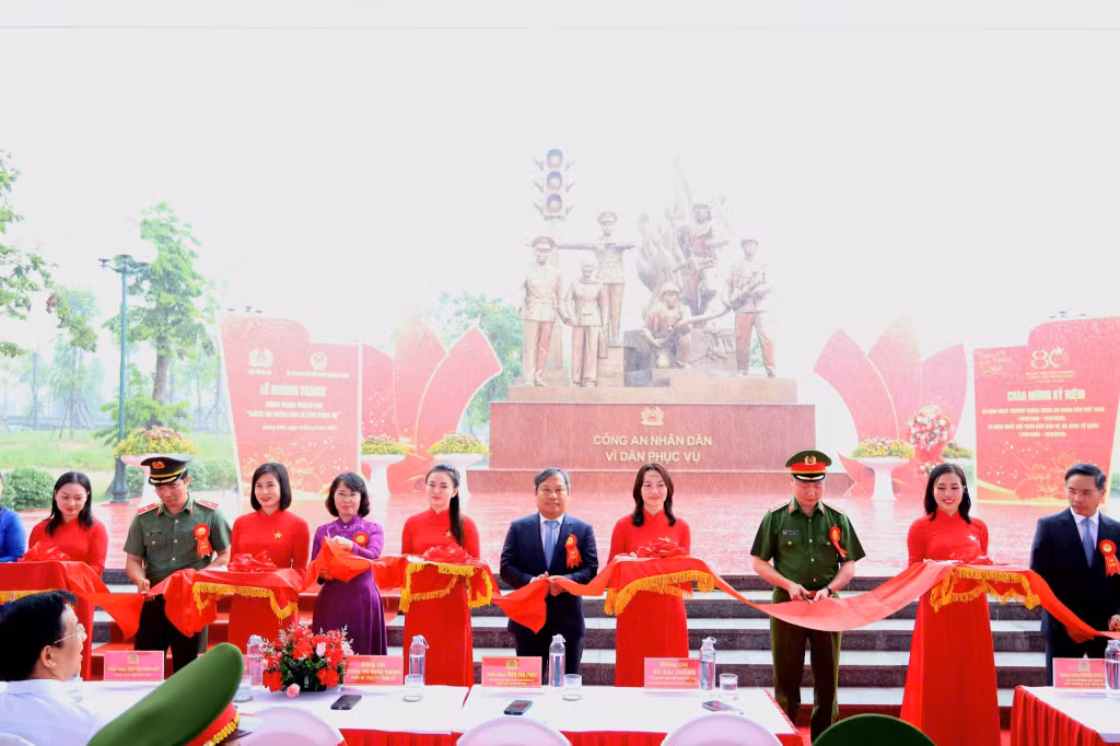 Các đại biểu cắt băng khánh thành công trình Tượng đài “Công an Nhân dân vì dân phục vụ”.