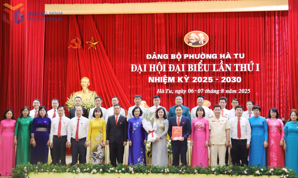 Các đồng chí lãnh đạo tỉnh chúc mừng Ban Chấp hành Đảng bộ phường Hà Tu lần thứ I, nhiệm kỳ 2025-2030.