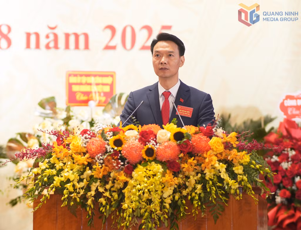 Đ/c Phạm Hồng Thái, Phó Bí thư Đảng ủy TQN khóa V trình bày báo cáo chính trị tại Đại hội