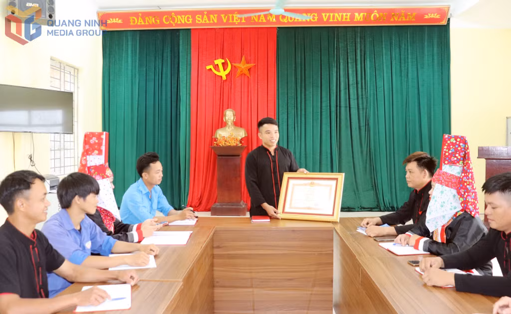 Bí thư Chi bộ, Trưởng thôn Phiêng Sáp báo cáo tới cán bộ đảng viên nhân dân về việc Phiêng Sáp vinh dự là một trong 18 tập thể trên toàn quốc được nhận Bằng khen của Thủ tướng Chính phủ vì có thành tích xuất sắc trong thực hiện Chương trình mục tiêu quốc gia giai đoạn 2021-2025.&nbsp;