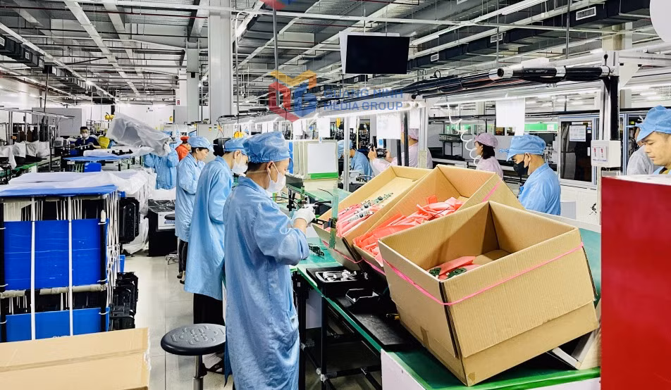 Sản xuất linh kiện điện tử tại Công ty Tonly Việt Nam (KCN Đông Mai).