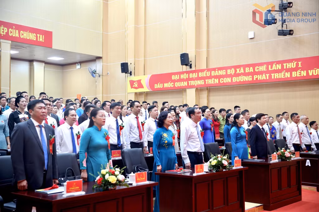 Các đại biểu thực hiện nghi lễ chào cờ.