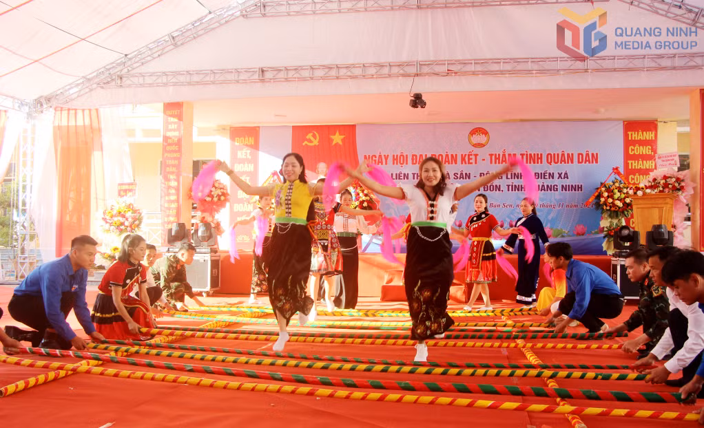 Tiết mục múa sạp của quân dân xã Bản Sen, huyện Vân Đồn tại Ngày hội Đại đoàn kết toàn dân tộc. Ảnh: Mạnh Trường