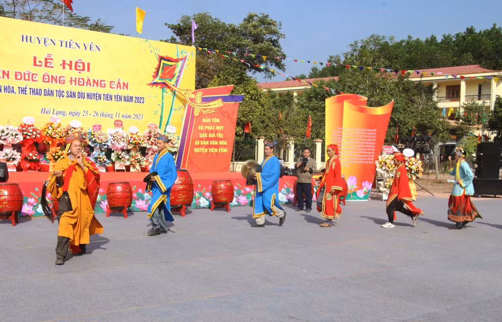 Múa hành quang của người Sán Dìu tại Ngày hội Văn hóa - Thể thao dân tộc Sán Dìu huyện Tiên Yên năm 2023. Ảnh: Nguyễn Dung