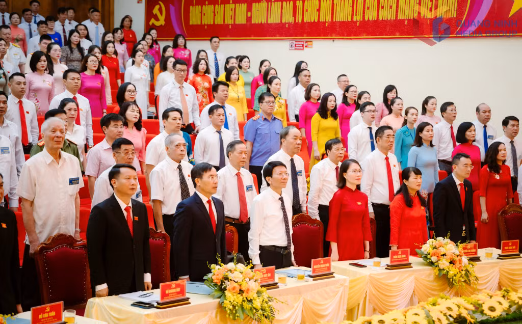 Các đại biểu thực hiện nghi thức chào cờ.