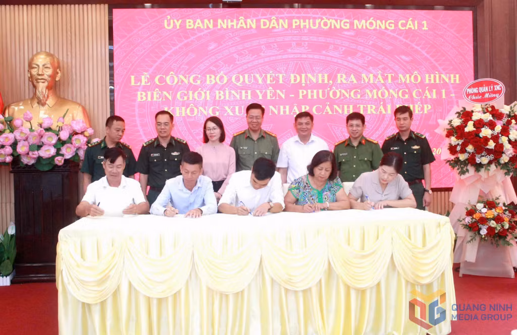 Trưởng các khu phố trên địa bàn phường ký cam kết chấp hành pháp luật trong phòng chống XNC trái phép.