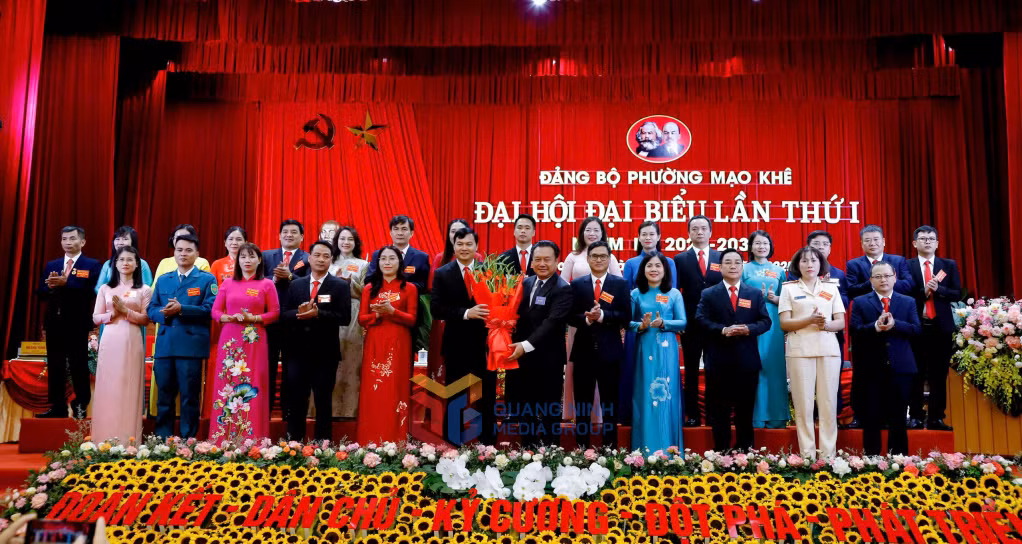 Đồng chí Nguyễn Đức Thành - Ủy viên BTV, Chủ nhiệm Ủy ban Kiểm tra Tỉnh ủy tặng hoa chúc mừng Ban Chấp hành Đảng bộ phường Mạo Khê, nhiệm kỳ 2025-2030