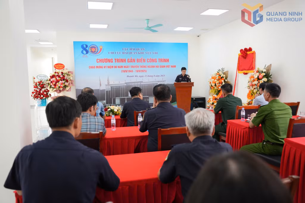 Quang cảnh chương trình gắn biển công trình Trụ sở Hải quan cửa khẩu Hoành Mô.