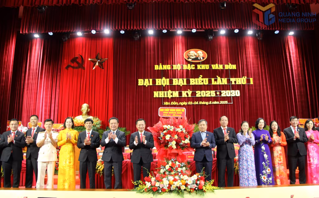 Đồng chí Vũ Đại Thắng, Ủy viên Trung ương Đảng, Bí thư Tỉnh ủy, Trưởng Đoàn ĐBQH tỉnh, tặng hoa chúc mừng Đại hội.