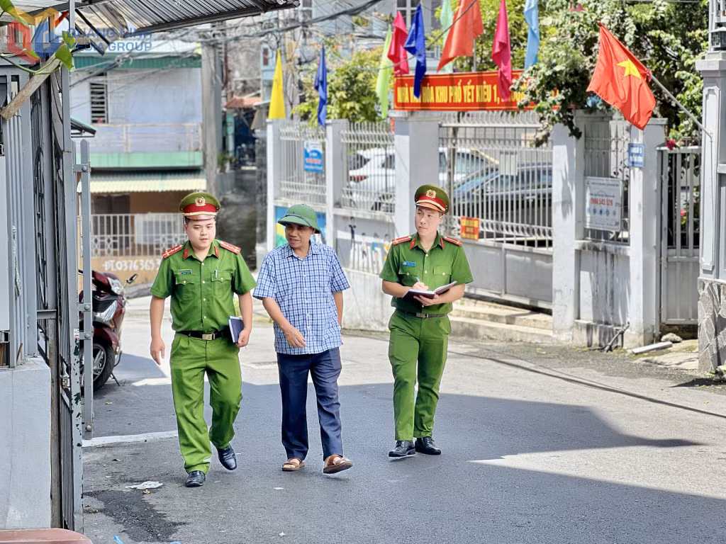 Công an phường Hồng Gai nắm tình hình trong khu dân cư.