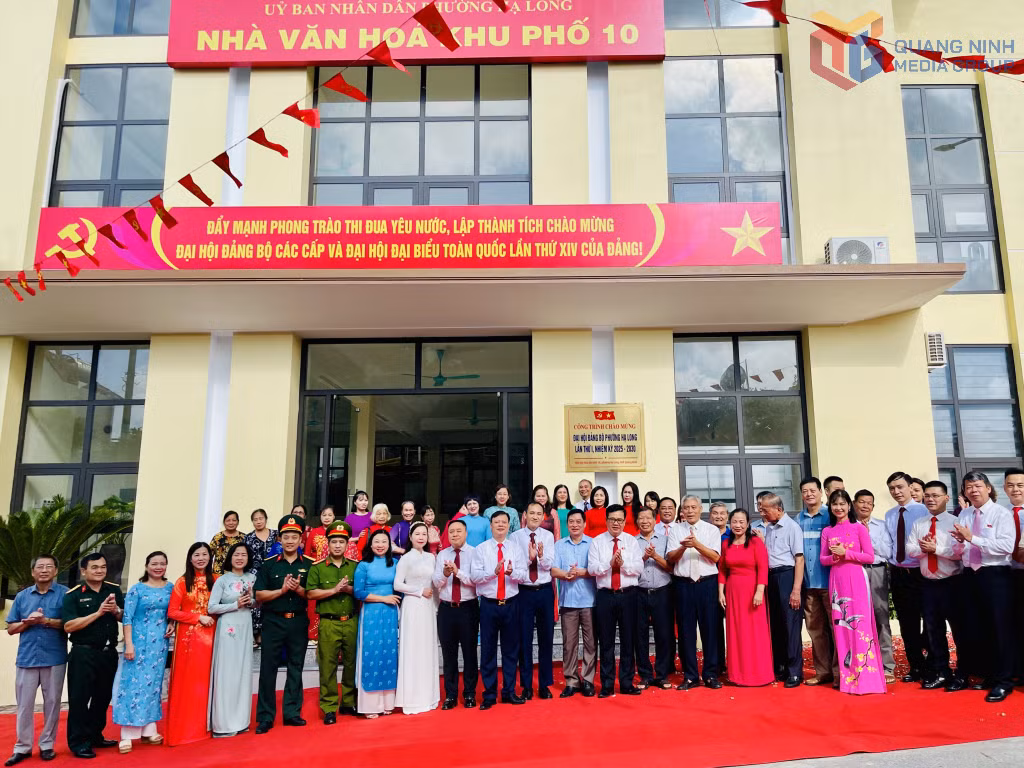 Các đồng chí lãnh đạo Đảng ủy, HĐND, UBND, Ủy ban MTTQ và các đại biểu dự lễ gắn biển công trình Nhà văn hóa khu phố 10.