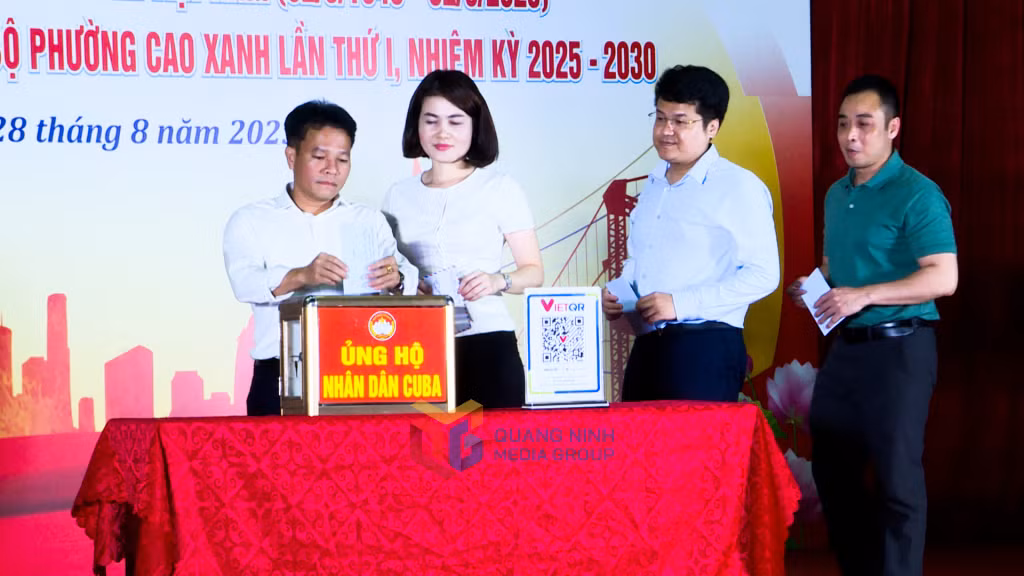 Cán bộ, Đảng viên phường Cao Xanh quyên góp ủng hộ nhân dân Cu Ba.