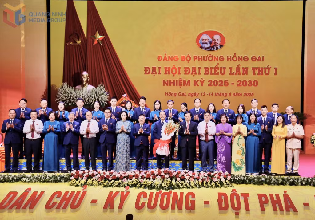Đồng chí Vũ Quyết Tiến, Phó Bí thư Tỉnh ủy tặng hoa chúc mừng Ban Chấp hành Đảng bộ phường Hồng Gai nhiệm kỳ 2025-2030.
