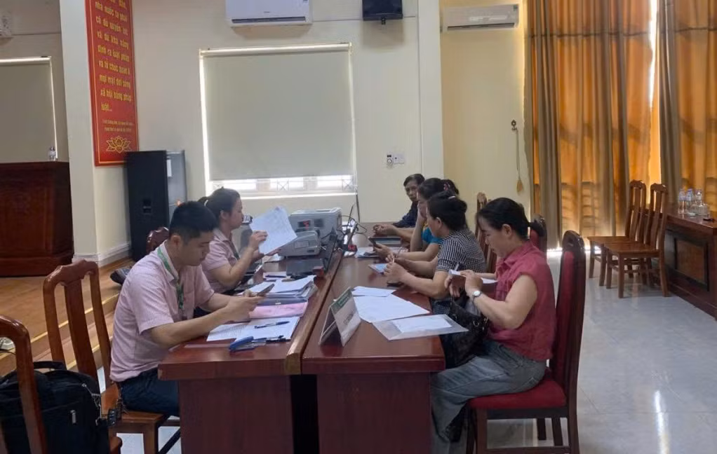 HND phường Phong Cốc phối hợp với Ngân hàng Chính sách xã hội giải ngân vốn vay cho hội viên vay phát triển sản xuất. Ảnh: HND cung cấp.