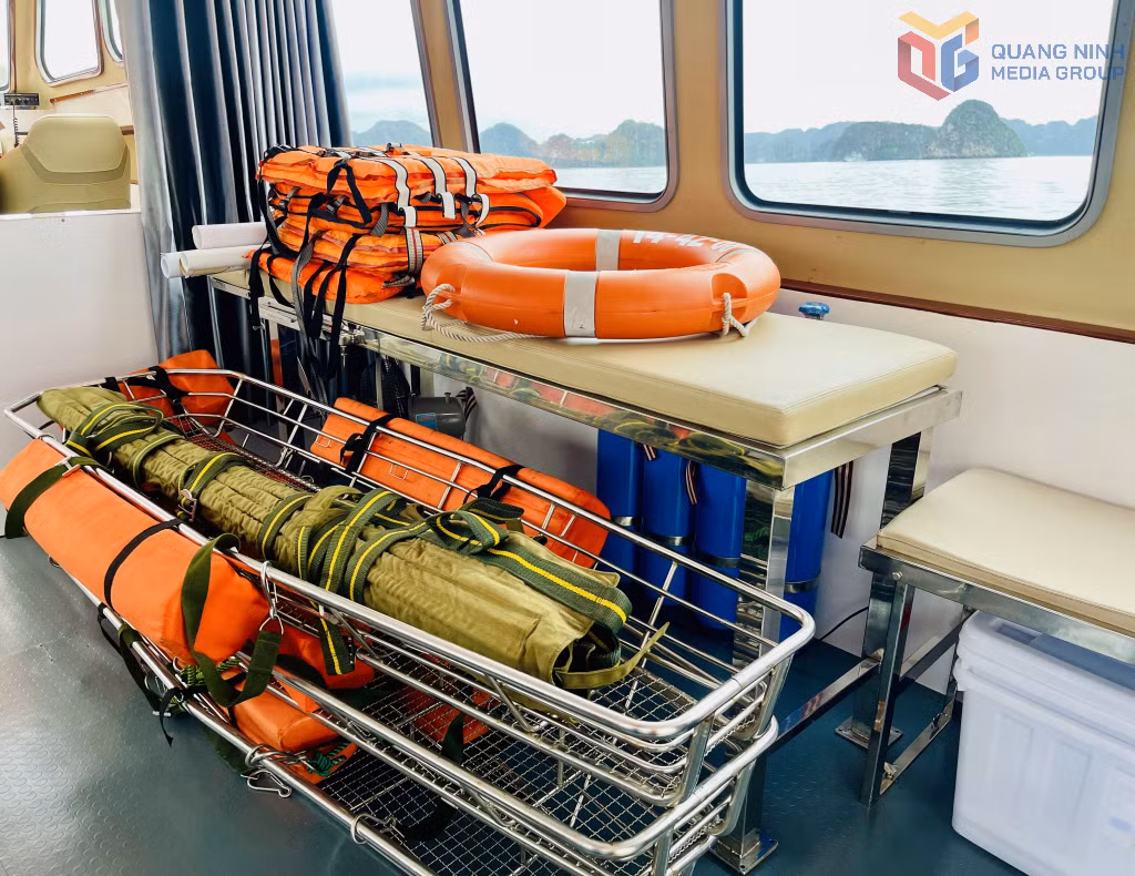 Trên tàu quân y bố trí các trang thiết bị phục vụ cho công tác cứu hộ, cứu nạn.