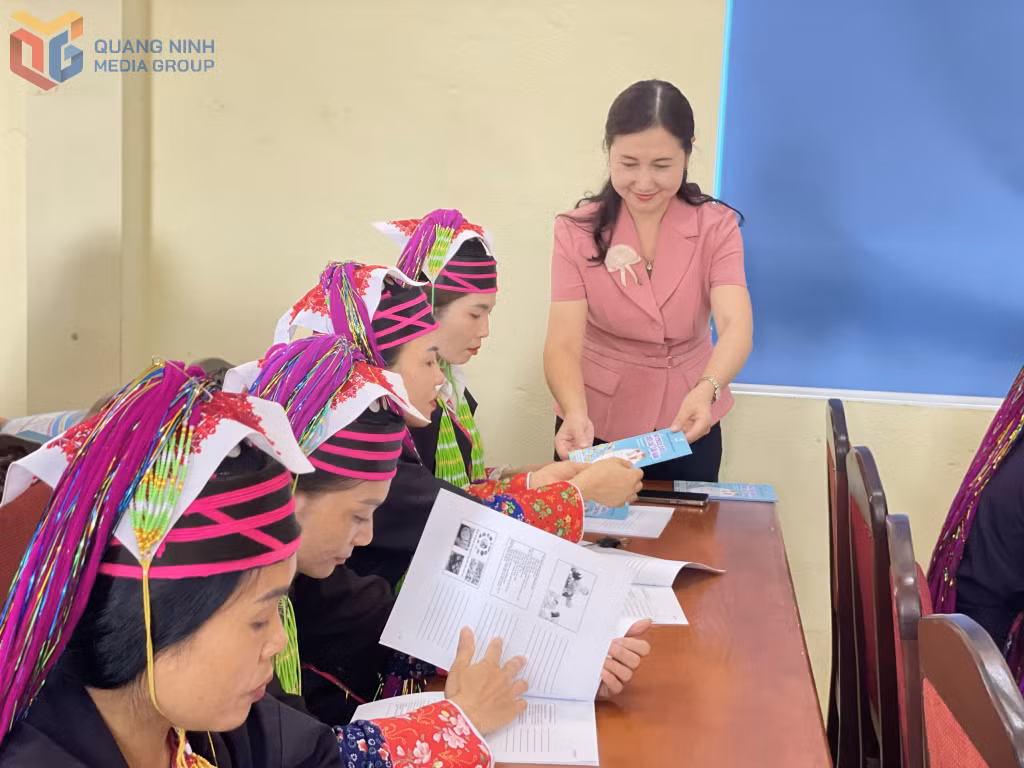 Đồng bào dân tộc Dao xã Quảng Đức được tuyên truyền về chăm sóc sức khỏe cho bà mẹ, trẻ em.