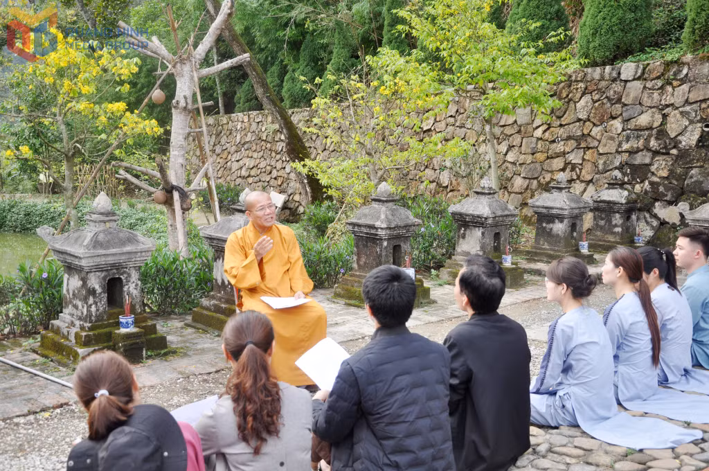 Thượng toạ Thích Đạo Hiển giảng về cuộc đời, sự nghiệp của Phật hoàng Trần Nhân Tông cho du khách, phật tử tại Yên Tử.