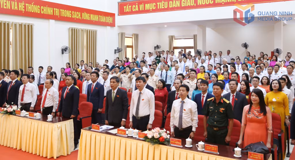Các đại biểu thực hiện nghi thức chào cờ tại Đại hội.