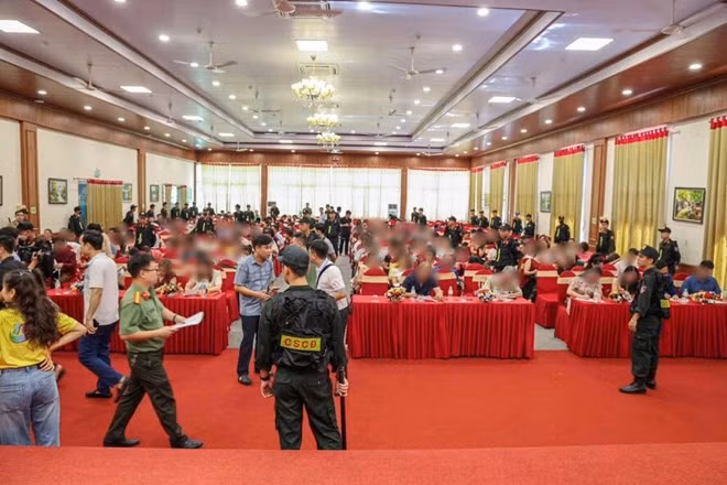 Hàng trăm cán bộ, chiến sĩ đồng loạt tiến hành khám xét địa điểm tổ chức hội thảo của ổ nhóm kinh doanh đa cấp trái phép. Ảnh: Công an cung cấp.