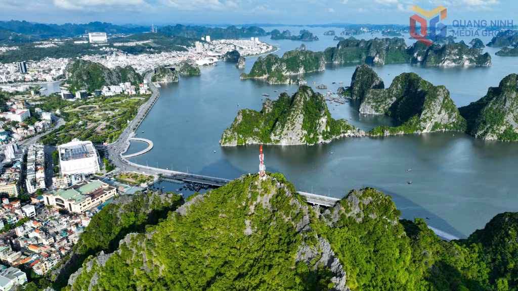 Vùng đất ven bờ vịnh Hạ Long với vẻ đẹp hùng vĩ của cảnh quan đan xen với đô thị hiện đại.