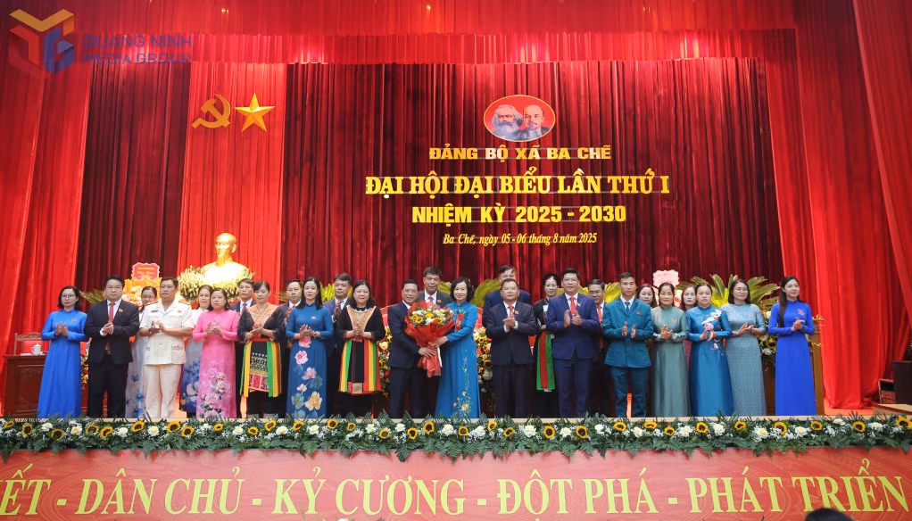 Đồng Chí Bùi Thúy Phượng, Ủy viên Ban Thường vụ Tỉnh ủy, Trưởng Ban tổ chức Tỉnh ủy tặng hoa chúc mừng Ban chấp hành Đảng bộ xã Ba Chẽ, nhiệm kỳ 2025-2030.