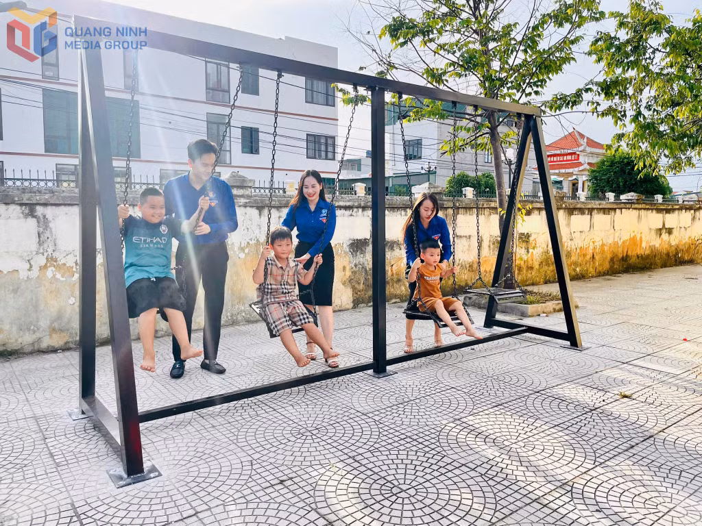 Đoàn Thanh niên phường Hà An làm sân chơi cho thiếu nhi khu Hoàng Tân 1.