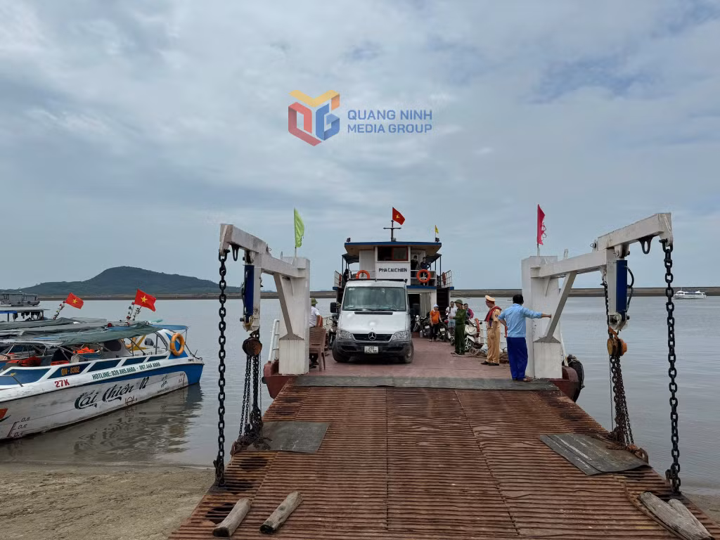 Công an xã Quảng Hà phối hợp kiểm tra đảm bảo ATGT đường thuỷ tại bến phà Ghềnh Võ
