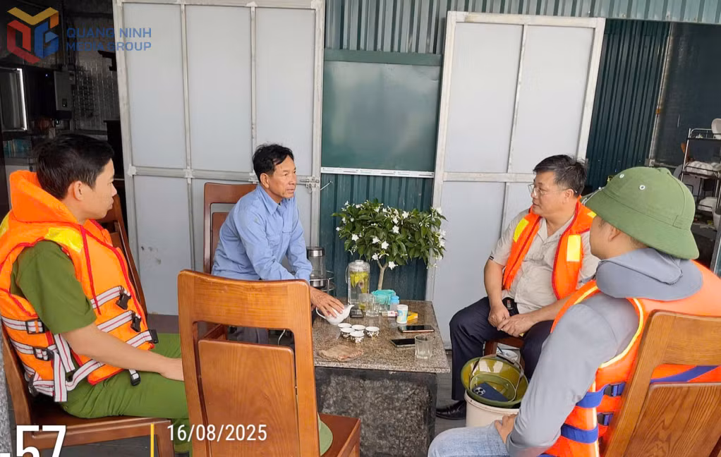 Tổ công tác gặp gỡ trao đổi, tuyên truyền, nhắc nhở các hộ dân chấp hành nghiêm việc NTTS đúng vùng quy hoạch.