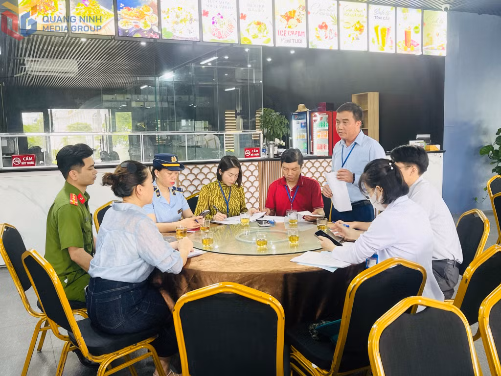 Đoàn liên ngành phường Bãi Cháy kiểm tra công tác niêm yết giá, chất lượng dịch vụ tại nhà hàng Green.