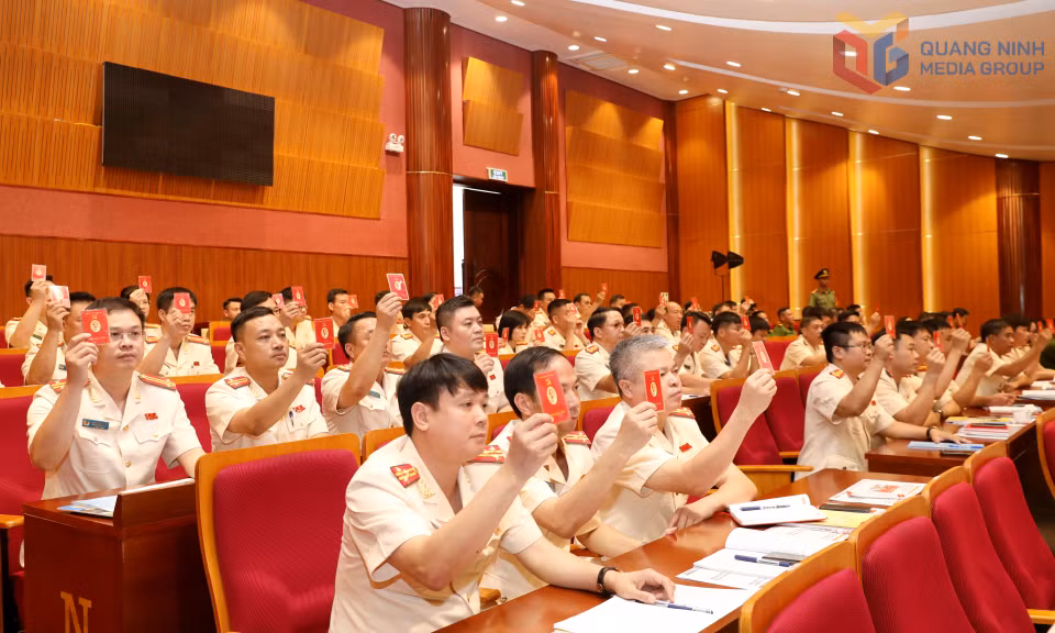 Các đại biểu biểu quyết thông qua nghị quyết Đại hội.