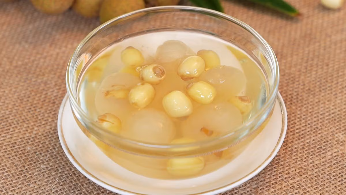 Món chè nhãn, hạt sen giúp thanh nhiệt và cung cấp năng lượng, giảm mệt mỏi nhanh trong ngày hè...