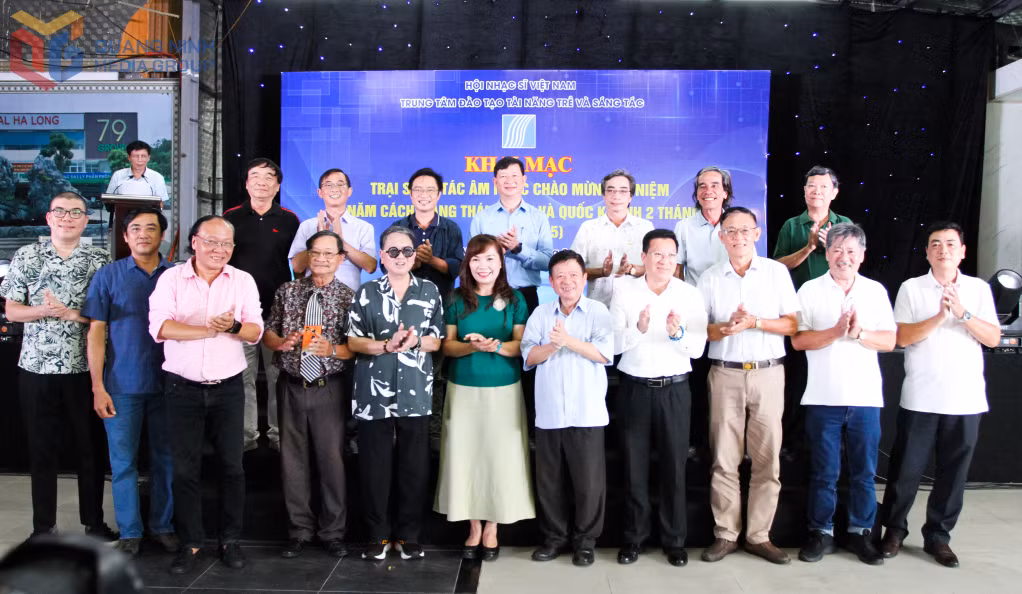 Các nhạc sĩ tham gia trại sáng tác chụp ảnh lưu niệm.
