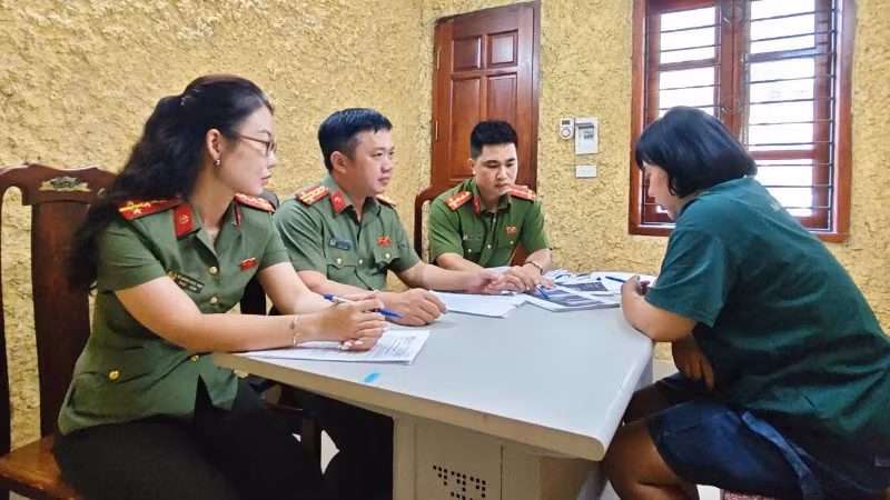 Phan Hạnh Thương tại cơ quan công an.