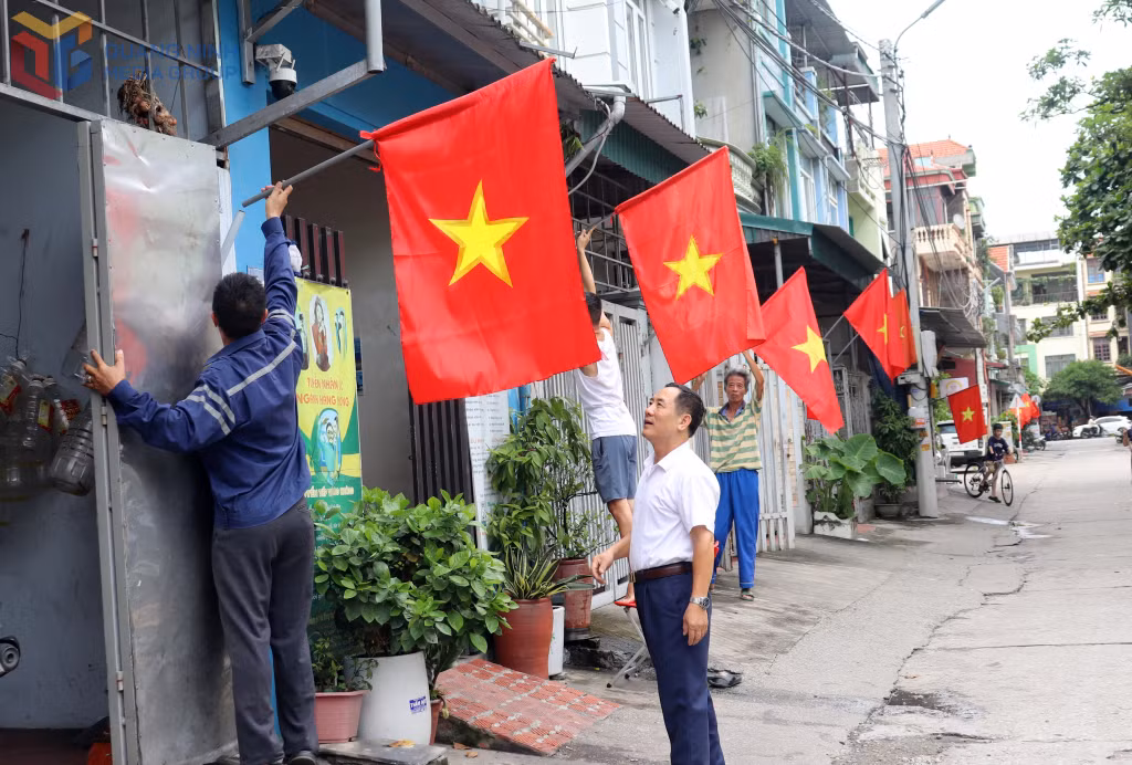 Cán bộ, đảng viên, nhân dân khu phố 4 (phường Hà Lầm) treo cờ Tổ quốc chào mừng đại hội đảng bộ các cấp nhiệm kỳ 2025-2030.