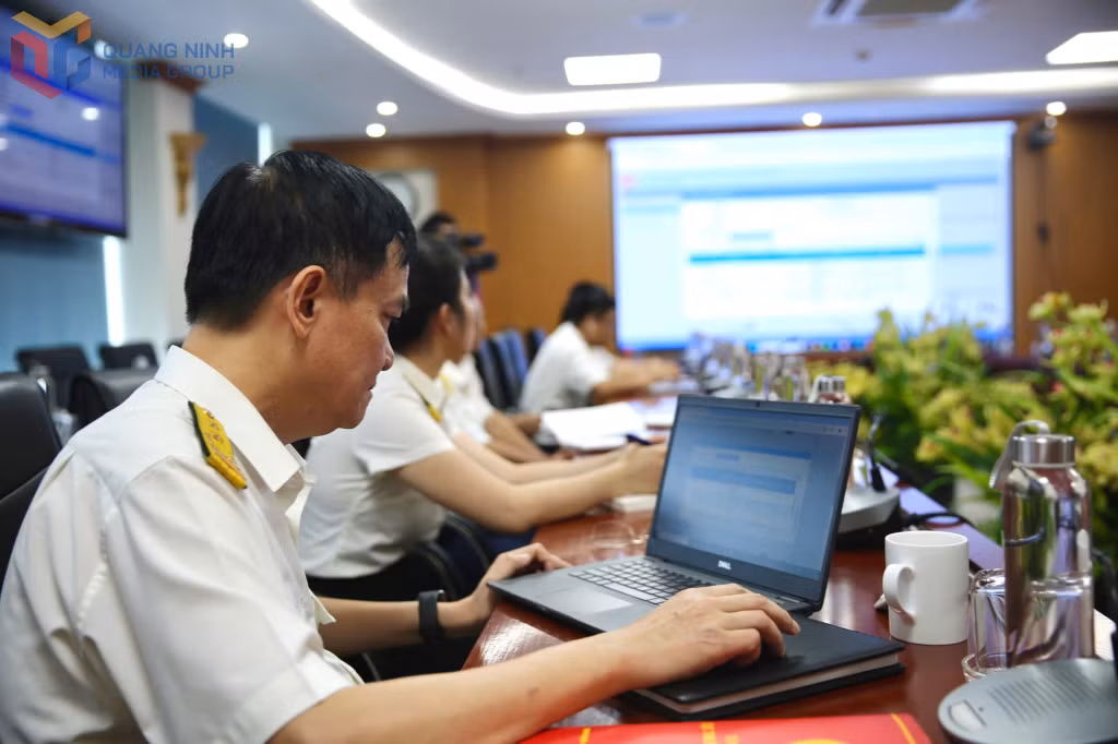Cán bộ Thuế tỉnh Quảng Ninh thực hành việc giải quyết hồ sơ lĩnh vực đất đai trên hệ thống giải quyết thủ tục hành chính mới của tỉnh.