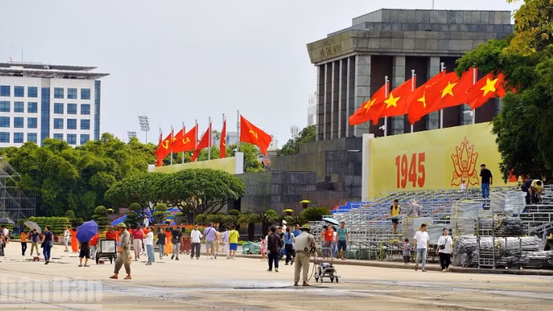 Hà Nội gấp rút hoàn tất công tác chuẩn bị cho dịp kỷ niệm 80 năm Quốc khánh. (Ảnh: TRUNG HIẾU)
