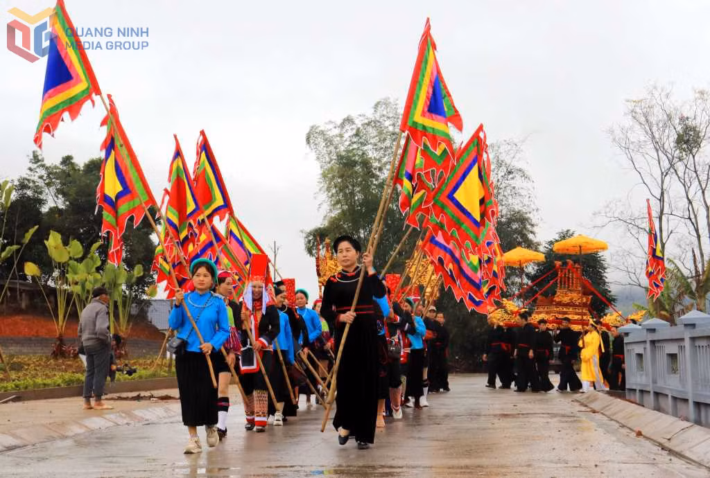 Lễ rước quanh đình Lục Nà mở đầu cho nghi lễ của Lễ hội đình Lục Nà. Ảnh: Hà Phong.