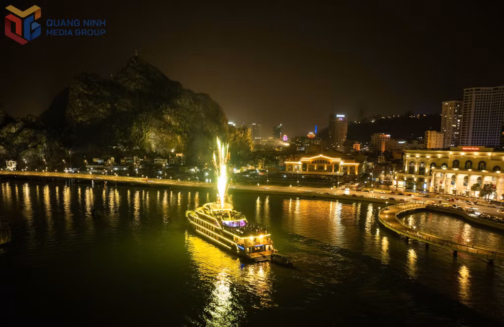 Màn pháo hoa trên du thuyền giữa lòng di sản được nhiều du khách đón chờ.