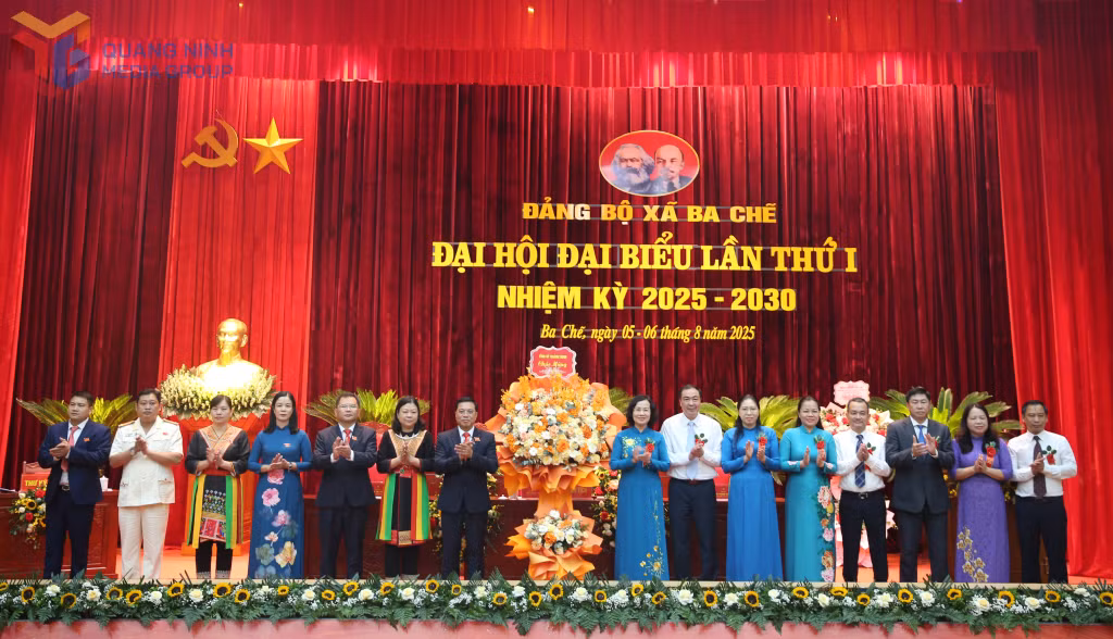 Đồng Chí Bùi Thúy Phượng, Ủy viên Ban Thường vụ Tỉnh ủy, Trưởng Ban tổ chức Tỉnh ủy tặng hoa chúc mừng Đại hội Đại biểu xã Ba Chẽ lần thứ I, nhiệm kỳ 2025-2030.