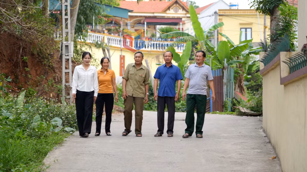 Bà Nguyễn Thị Thúy (ngoài cùng, bên trái) Bí thư Chi bộ, Trưởng khu Hiệp Hòa 14 (phường Hiệp Hòa) vận động giáo dân hiến đất mở rộng đường nông thôn.