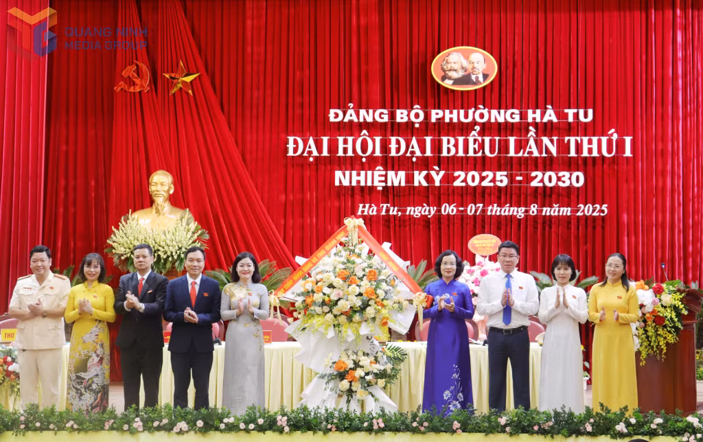 Các đồng chí lãnh đạo tỉnh tặng hoa chúc mừng Đại hội.