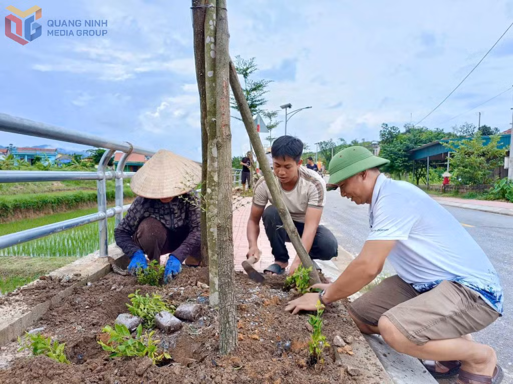 Hội viên, nông dân xã Ba Chẽ tham gia trồng hoa, tạo cảnh quan môi trường xanh - sạch - đẹp. Ảnh: Phạm Lợi.